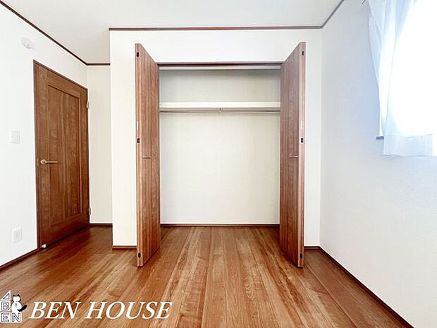 クローゼット・収納力のあるクローゼットで衣類や小物がすっきり片付き、季節ごとの入れ替えもラクにできる整理しやすい家事動線が魅力です。