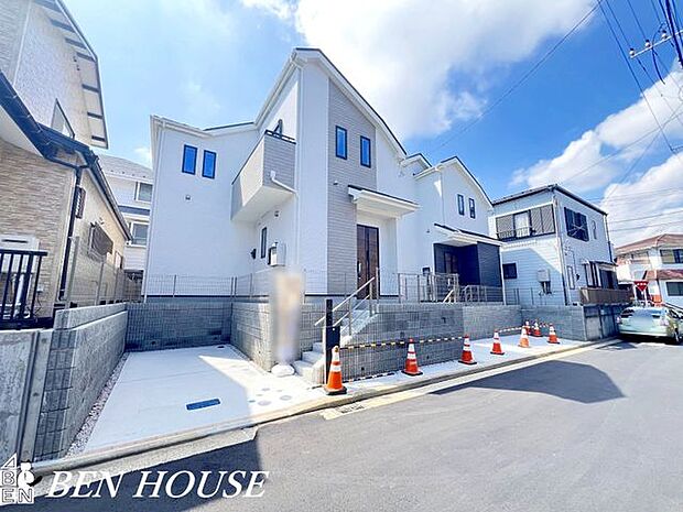 外観・シンプルなラインと上質な素材感が調和する戸建。前面道路との動線を考えた配置で、暮らしやすさを重視した機能的な外観デザインです。