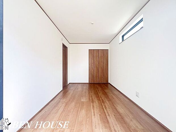 洋室・ワークスペースとしても活用できるゆったりとした洋室。自然光が届きやすく在宅ワークの集中環境としても快適です。