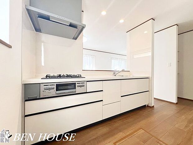 キッチン・調理スペースを広く確保したキッチン。清掃のしやすい素材を使用し、毎日を気持ちよく過ごせます。