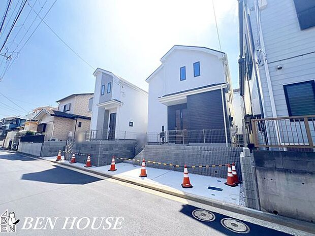 外観・落ち着いたトーンの外壁が、静かな街並みによく映えます。穏やかな暮らしを予感させる美しい外観です。