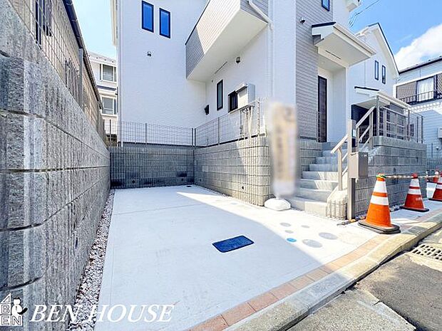 駐車場・お車ご利用の際に嬉しいカースペース付き。お掃除もしやすくいつでもキレイに利用できます!