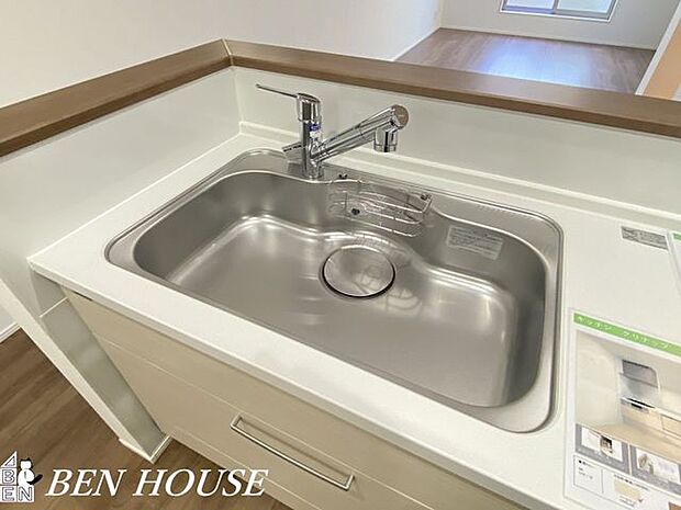 自動食器洗浄乾燥機(同仕様参考写真)・食器をセットするだけで省力化が叶い、家族の団らん時間を増やすことに寄与する便利なキッチン設備です。