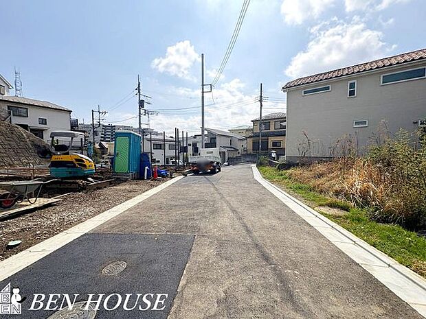 前面道路含む外観・ゆとりある前面道路に面した開放感溢れるお住まいです。見通しの良い前面道路でお車の駐車もしやすいです。