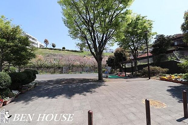 中里二丁目公園 徒歩4分。樹々に囲まれた気持ちのよい公園です。 270m