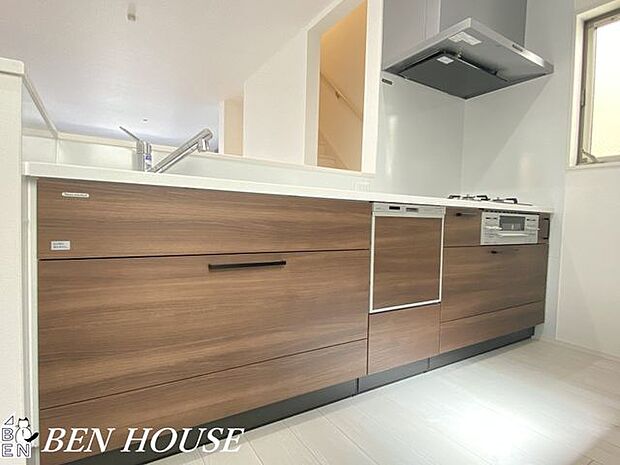 キッチン（同仕様参考写真）・広々としたキッチンは効率よくお料理が出来ます。家族でお料理も楽しめそうです。