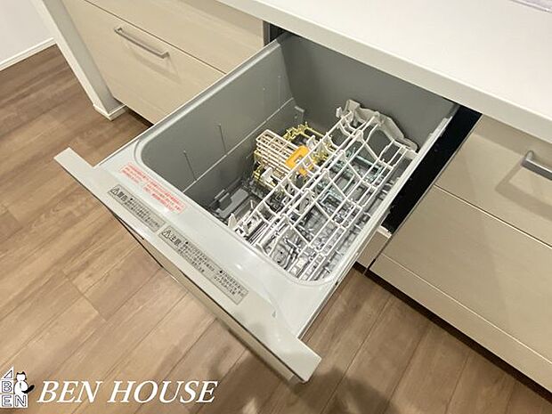 自動食器洗浄乾燥機(同仕様参考写真)・操作が簡単なワンタッチ式で忙しい日常にフィット。高性能な洗浄力と乾燥で後片付けがスムーズになります。