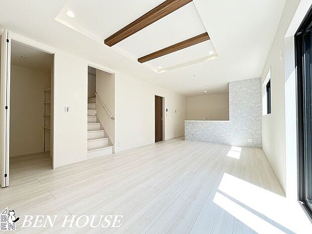 リビング・人気の対面キッチンを採用した広く開放的なＬＤＫ。ご家族が自然と顔を合わせる空間に。