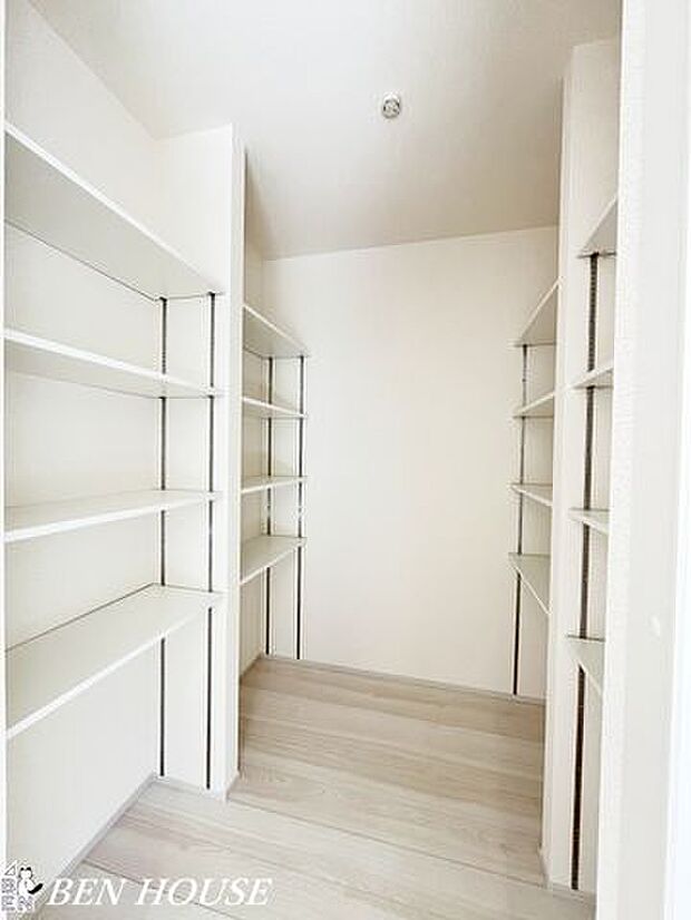 リビング収納・ご家族で愉しむDVDや本・ゲーム機などや、お子様のリビング学習用の道具などの収納に大変便利です。