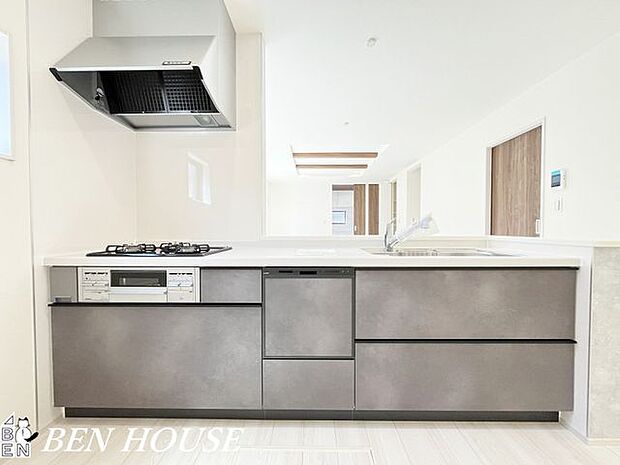 キッチン・キッチンは人気の対面式です。リビングにいるご家族の様子を見ながらお料理ができるのも嬉しいポイント。