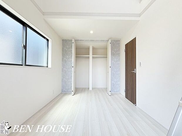 寝室・ゆとりある主寝室は大容量のクローゼット付き。大きなベッドを置いても室内が広く使えます。