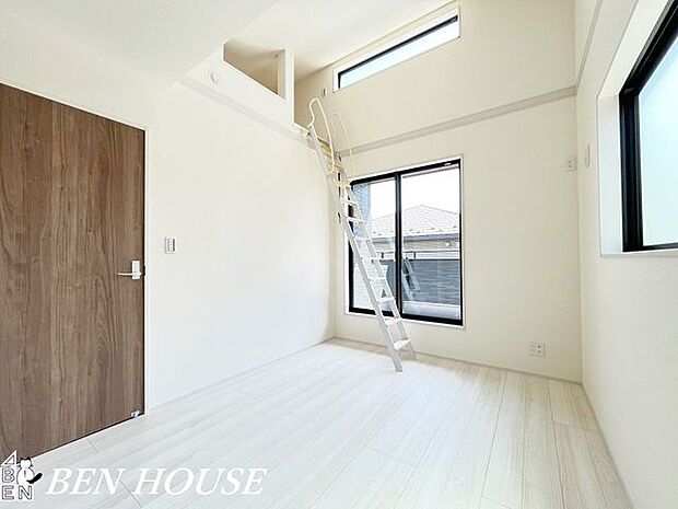 寝室・大きな窓のある寝室は太陽の光で起床出来るのですっきり朝を迎えられそうです