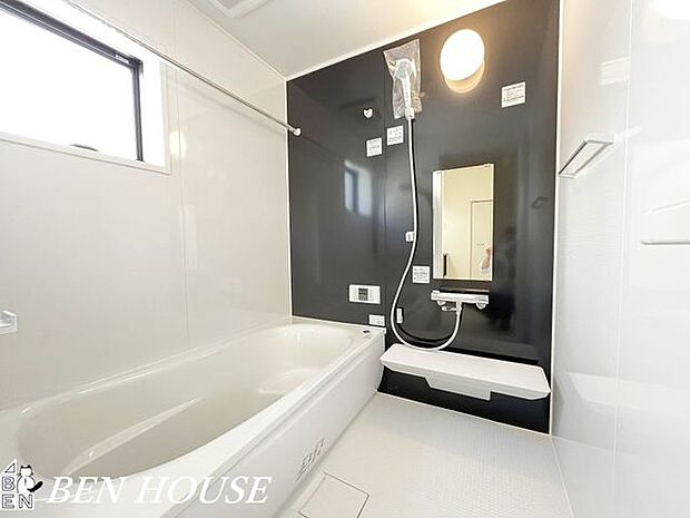 バス・足を伸ばしてゆったりと入れる広々タイプのバスルーム。お子様との団らんの時間にもピッタリな空間です。雨の日のお洗濯に便利な浴室乾燥機完備で忙しいママをサポートします。