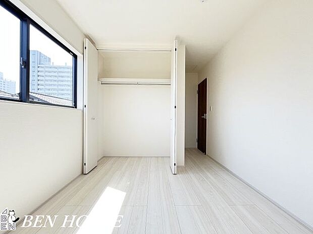 クローゼット・収納家具を置かずに衣類を収納できるのでお好みのインテリアを楽しみやすい空間です。