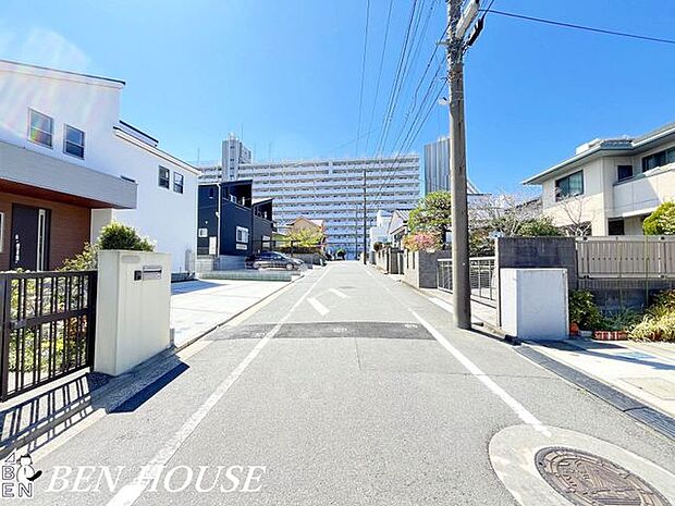 前面道路含む外観・ゆとりある前面道路に面した開放感溢れるお住まいです。見通しの良い前面道路でお車の駐車もしやすいです。