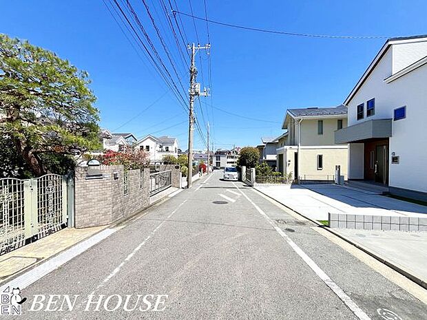 前面道路含む外観・見通しの良い前面道路。車通りも少なく、お子様の通学や愛犬とのお散歩も安心ですね。