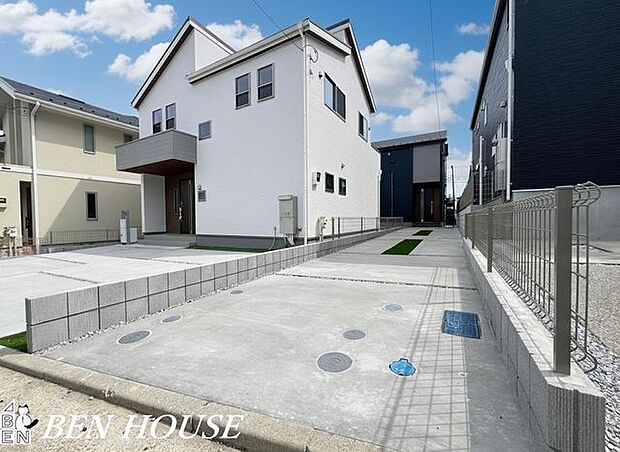 駐車場・お車ご利用の際に嬉しいカースペース付き。お掃除もしやすくいつでもキレイに利用できます！