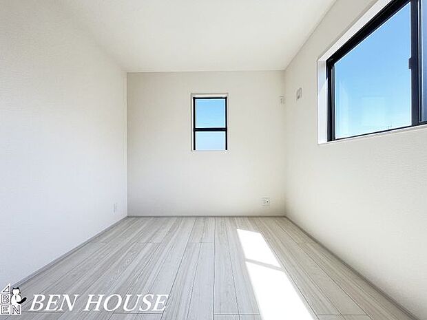 洋室・二面採光で明るく通風も良好です。腰高窓でベッドや机の配置もしやすいですね。