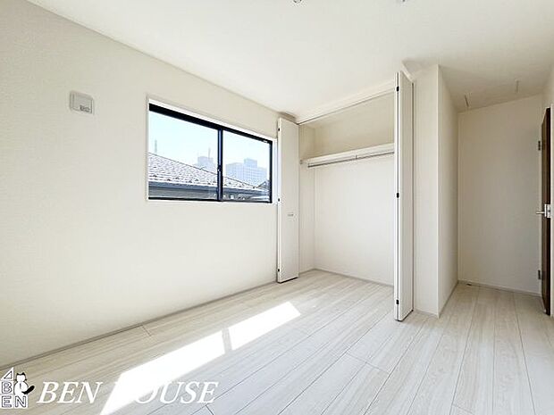 洋室・2面採光の居室は快適な光を取り入れ、心地よい風を取り入れます。収納スペースもあり、生活しやすい居住スペースです。