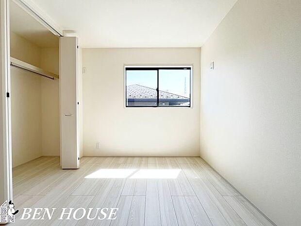 洋室・クローゼット付の洋室なので、収納家具を使わずお部屋を広く使うことが出来ます。