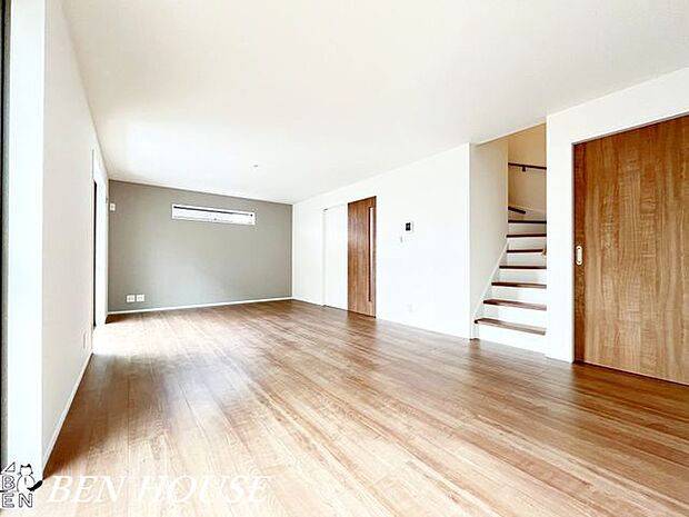 リビング・採光の良いLDKで晴れた日は室内も明るいです。風通しも良いので換気もこまめにでき一年中快適に生活ができます！