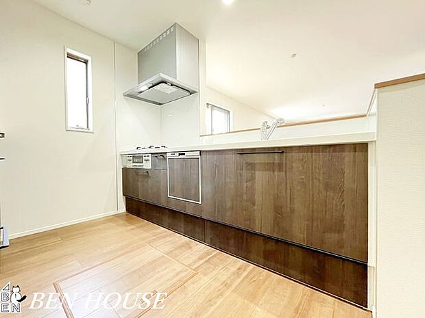 キッチン・お子様とのお菓子作りやパーティーの準備も家族で楽しめる、収納力もある広々としたキッチンです。