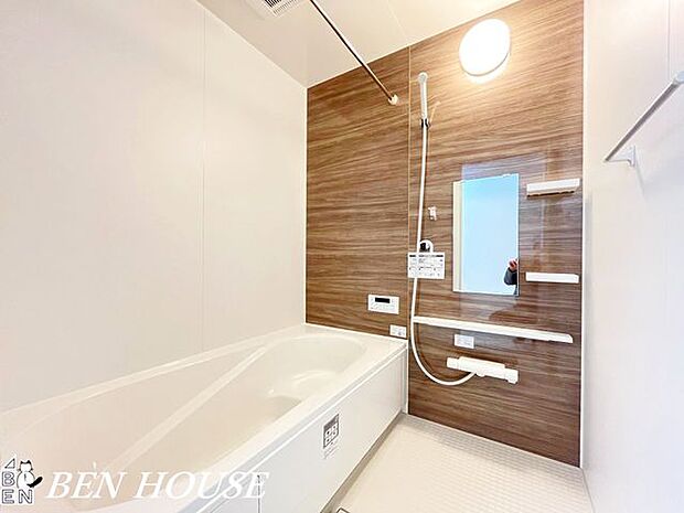 浴室・脚を伸ばしてゆっくりくつろげるバスルーム。一日の疲れを取るホッとする空間は家族のお気に入りになること間違いなしです！