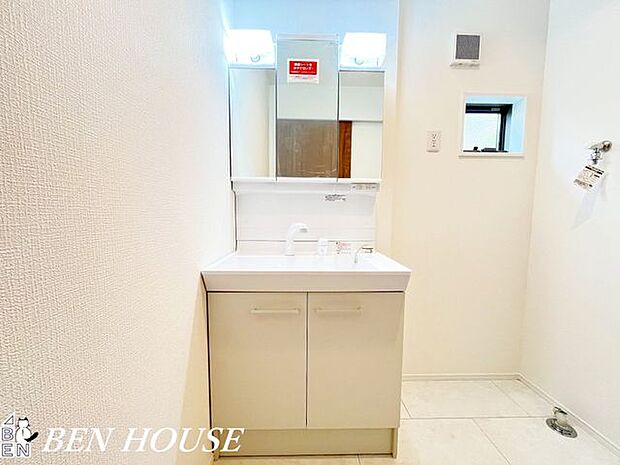 洗面台・清潔感あるゆとりの洗面スペース。鏡裏収納や棚が充実し、朝の支度から夜のケアまでスムーズにこなせる快適な家事動線が魅力です。