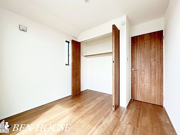 クローゼット・衣類だけでなく掃除道具やストック類も収まる実用的なクローゼットで、家事の動線を短くし暮らしの余裕を生み出します。