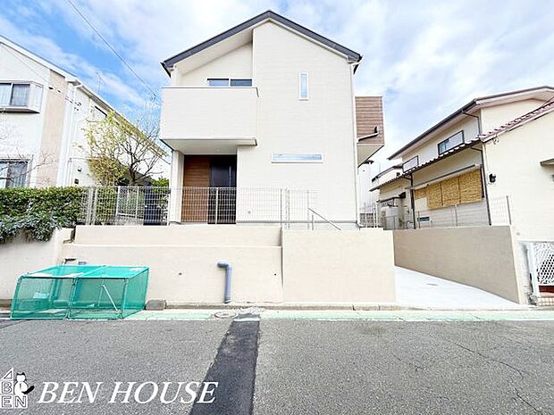 外観・緑豊かな住宅街にあり、四季を楽しみながら暮らせる環境です。穏やかな街並みに映える外観が家族の時間を温かく見守ります。