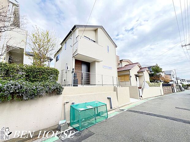 外観・スーパーや公園が近く、子育てと暮らしのバランスがとりやすいエリアです。外観も景観に馴染み、心地よさを添えます。