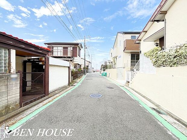 前面道路含む外観・ゆとりある前面道路に面した開放感溢れるお住まいです。見通しの良い前面道路でお車の駐車もしやすいです。