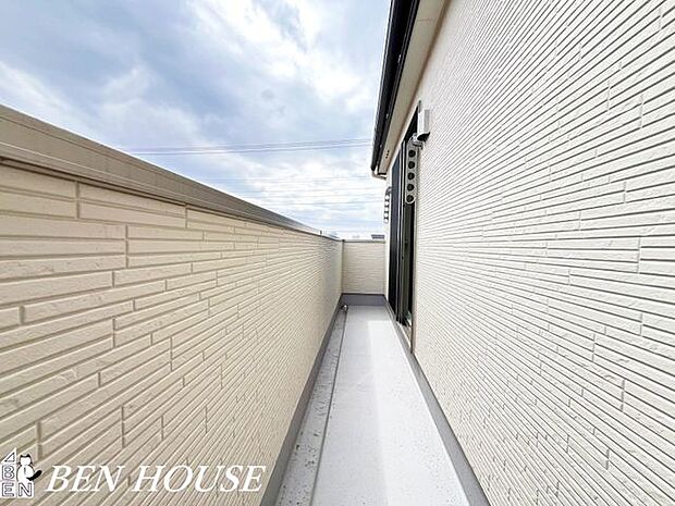 バルコニー・陽当たりと風通しに配慮したバルコニーは洗濯物の乾きやすさと居心地の良さを兼ね備え、朝夕のひとときを豊かにする屋外空間です。