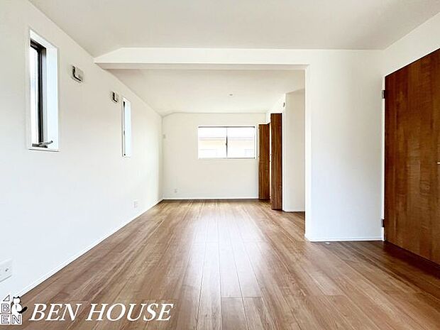 洋室・二面採光で明るく風通しの良い洋室は、書斎や趣味スペースにも使いやすくライフスタイルに合わせて可変できる設計です。