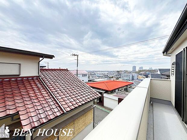 眺望・バルコニーから広がる街並みと遠景が暮らしの風景に。朝夕の空の表情が日常を彩り、心地よいくつろぎの時間を演出します。