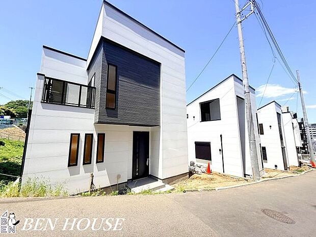 外観・周囲との距離感にも配慮されており、安心して暮らせる落ち着いた住環境が整っています。家族で長く住み続けたい一邸です。