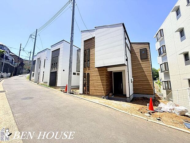 前面道路含む外観・前面道路は幅員がゆったりとした静かな通り。周辺に公園や買い物施設が揃い、子育てや日常使いに便利で落ち着いた暮らしが叶います。