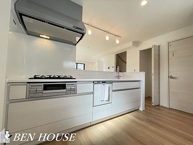 キッチン(同仕様参考写真)・リビングの様子を見守りながらお料理ができる、人気の対面式キッチンを採用しています。