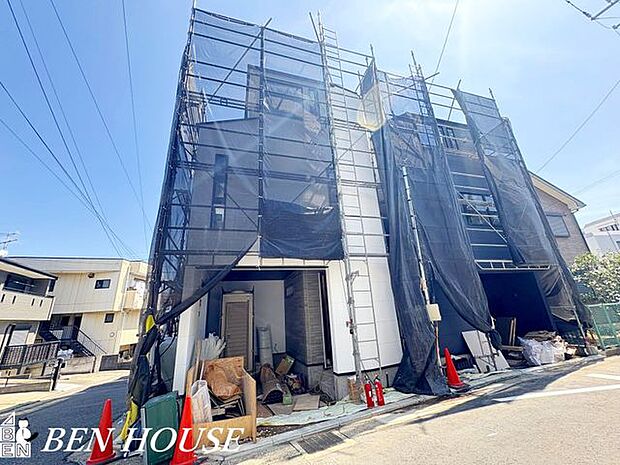 外観・外とのつながりを意識しつつ、落ち着いた生活空間を守れる住環境です。プライベートも大切にしたい方におすすめです。