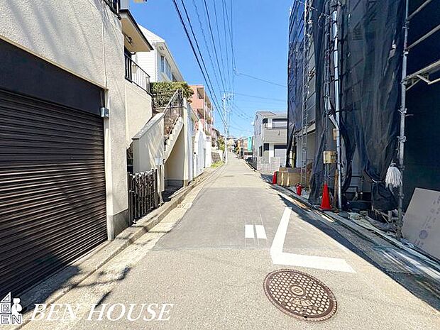 前面道路含む外観・静かな前面道路に面した閑静な住まい。周囲は低層住宅が中心で日当たりや風通しにも恵まれ、ゆったりとした日常が期待できます。