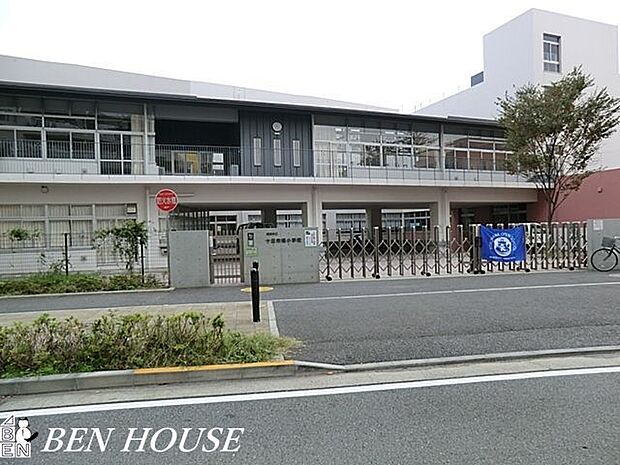 横浜市立十日市場小学校 徒歩10分。教育施設が近くに整った、子育て世帯も安心の住環境です。 800m