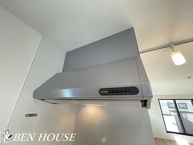 レンジフード(同仕様参考写真)・調理中の煙や油分、においを効率よく排出し、キッチンを清潔で快適な環境に保てます。