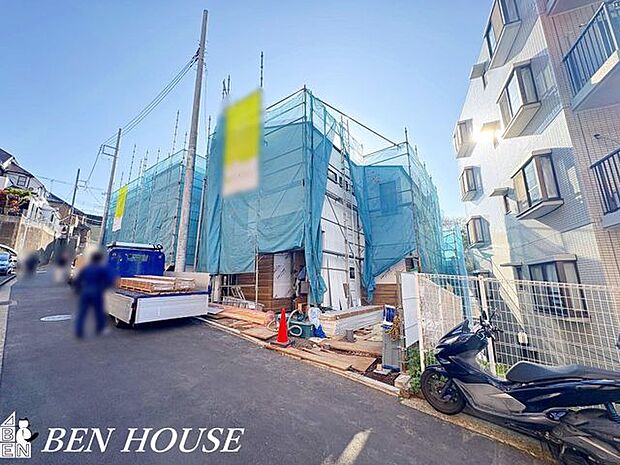 外観・周囲との距離感にも配慮されており、安心して暮らせる落ち着いた住環境が整っています。家族で長く住み続けたい一邸です。