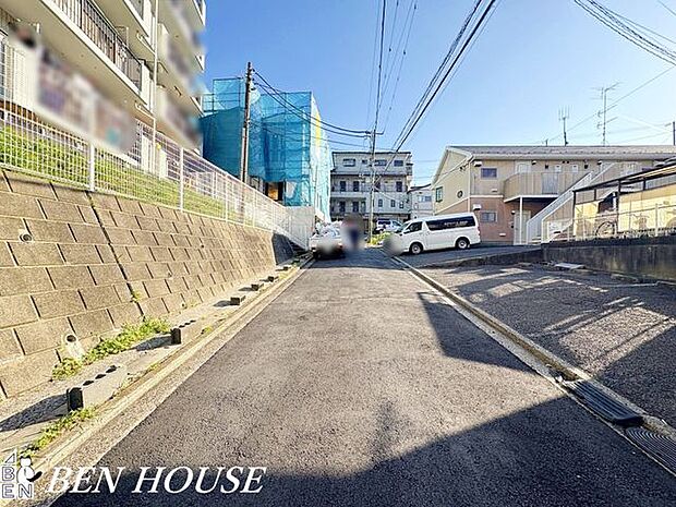 前面道路含む外観・前面道路は幅員がゆったりとした静かな通り。周辺に公園や買い物施設が揃い、子育てや日常使いに便利で落ち着いた暮らしが叶います。