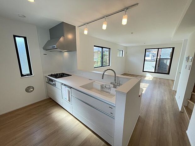 キッチン（同仕様参考写真）・広々としたキッチンは効率よくお料理が出来ます。家族でお料理も楽しめそうです。