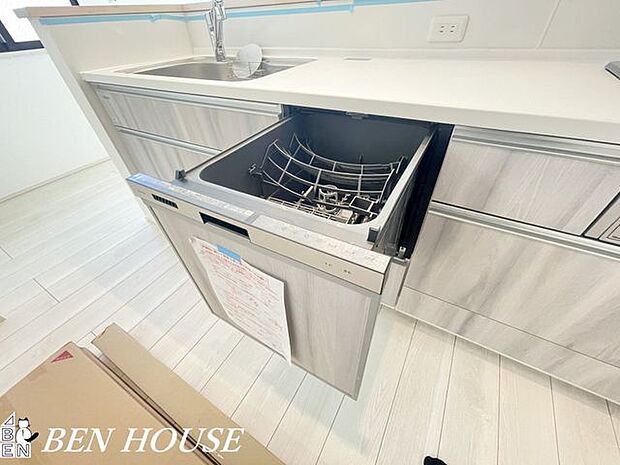 自動食器洗浄乾燥機(同仕様参考写真)・高温乾燥機能で水滴をしっかり除去し清潔に保つ食器洗浄機。忙しい毎日に嬉しい家事時短アイテムです。