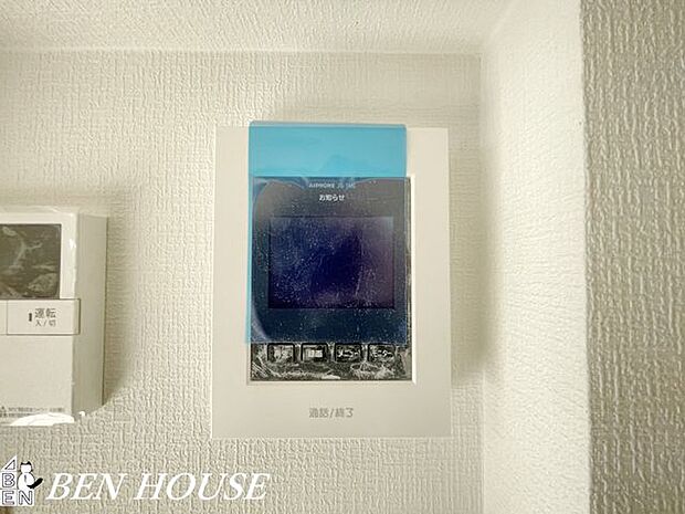 モニター付きインターフォン(同仕様参考写真)・突然のチャイムにも慌てず対応できるモニター付インターホン。顔を確認できる安心感が、毎日の生活にゆとりを生み出します。