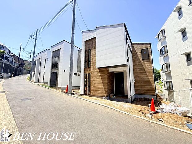 前面道路含む外観・前面道路は幅員がゆったりとした静かな通り。周辺に公園や買い物施設が揃い、子育てや日常使いに便利で落ち着いた暮らしが叶います。