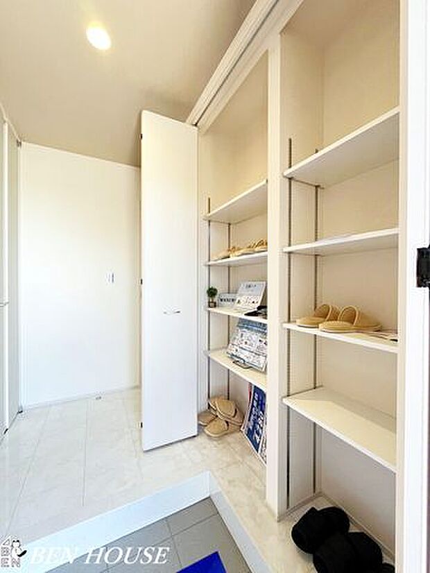 玄関・タイル仕上げの上質な玄関は掃除がしやすく、シューズクロークや収納棚の配置で家族の荷物をすっきり片付けられる工夫があります。