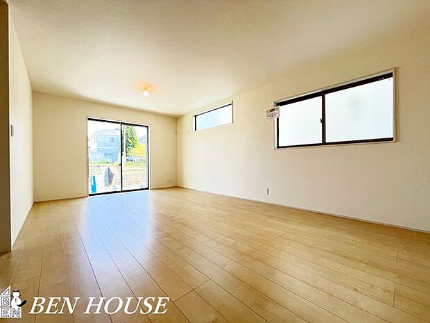 リビング・シンプルで上質な内装のリビングは、インテリアが映える落ち着いた雰囲気。広さと機能性を兼ね備え、休日の心地よいくつろぎを叶えます。